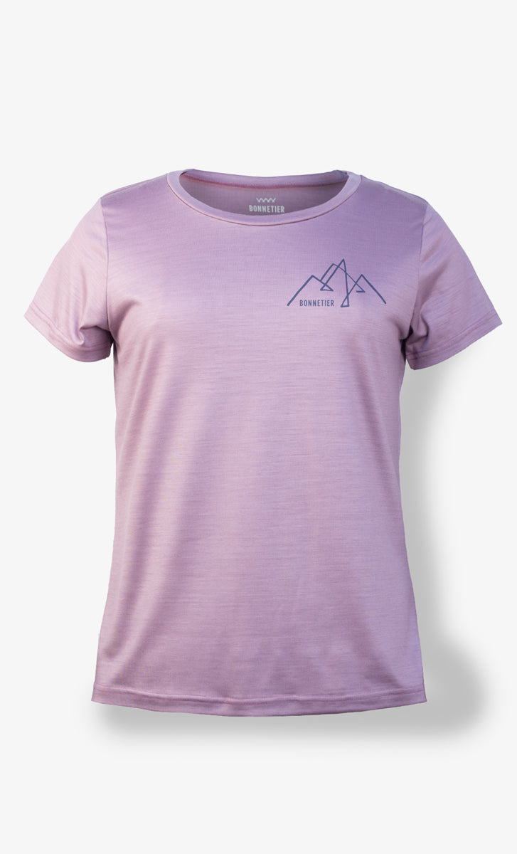 T-shirt en laine mérinos femme mauve pâle avec imprimé paysage, conçu pour l’aventure, léger et fabriqué au Canada.