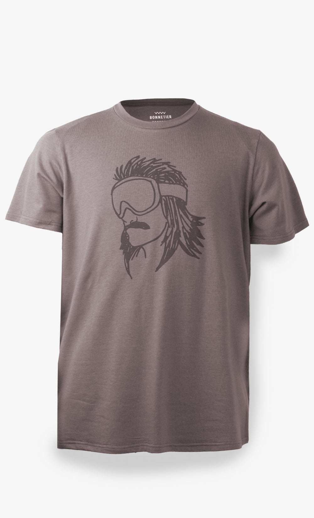 T-shirt homme taupe avec illustration originale d’un personnage à lunettes de ski, coton bio et spandex, fabriqué au Québec.